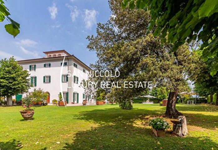 Casa con 6 locali in vendita in Quarrata