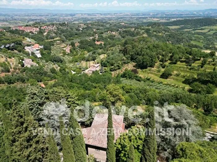 Casa con 6 locali in vendita in Via dell'Oriolo Snc, Montepulciano