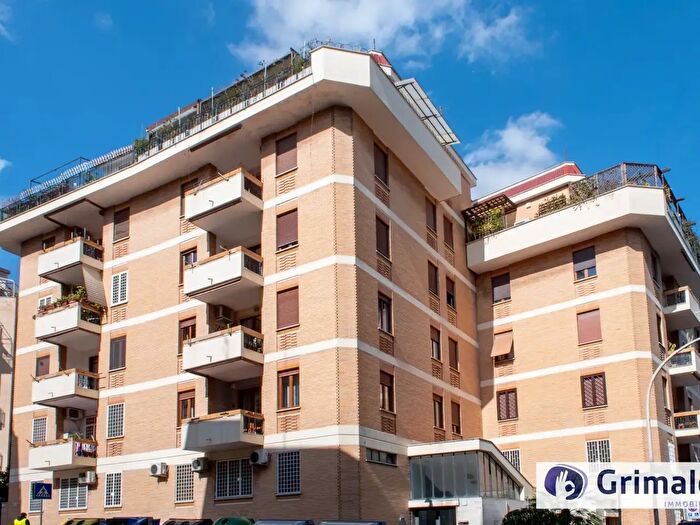 Appartamento con 5 locali in vendita in Via Poggio Ameno, Roma