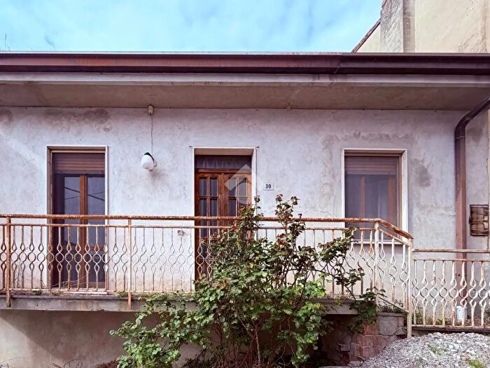 Casa quadrilocale in vendita in Via dei Fiori, Cigognola