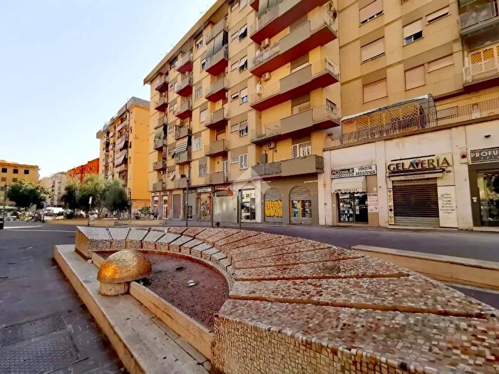 Appartamento con 5 locali in vendita in Via Tuscolana, Roma