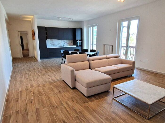 Appartamento trilocale in affitto in Via Vittorio Malcangi, Trani