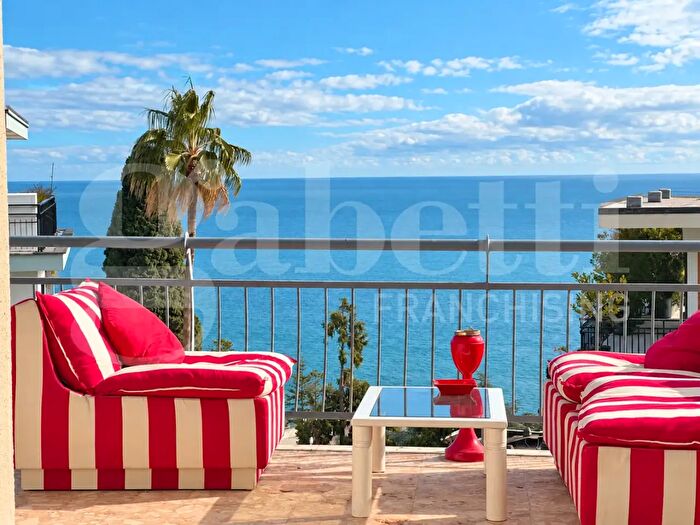 Appartamento quadrilocale in vendita in Viale Giosue' Carducci, Sanremo