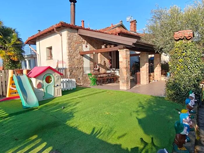 Casa trilocale in vendita in Via Reno, Laveno Mombello