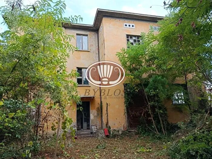 Casa con 15 locali in vendita in Azzate