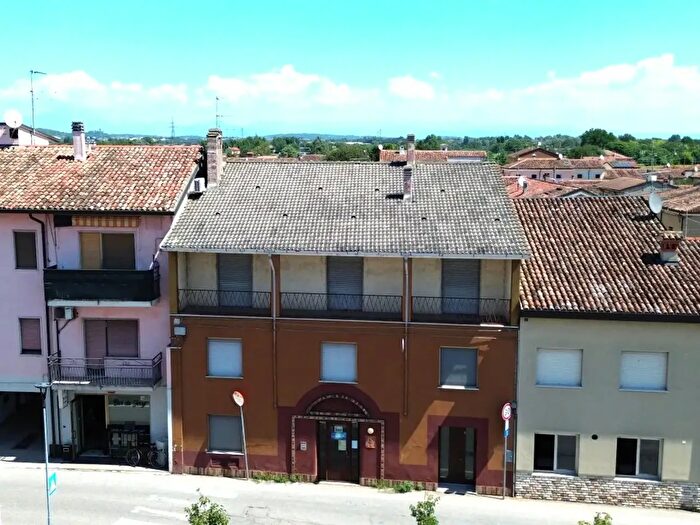 Casa con 9 locali in vendita in Valeggio Sul Mincio