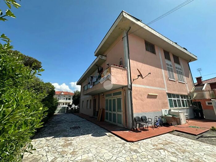 Appartamento trilocale in vendita in Via delle Pinete, Carrara