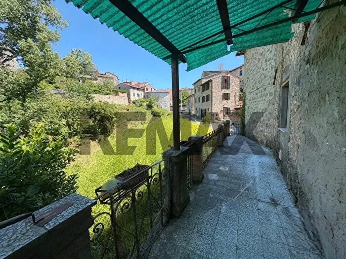 Casa con 9 locali in vendita in Bagni Di Lucca