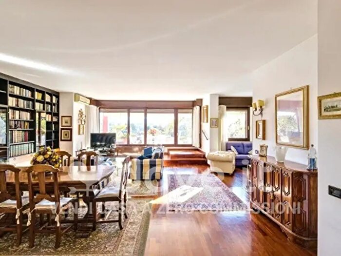 Appartamento con 5 locali in vendita in Viale Padre G B Aguggiari, Varese