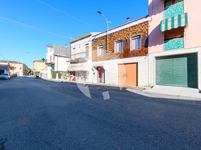 Casa quadrilocale in vendita in Via S Lanzoni, Luzzara