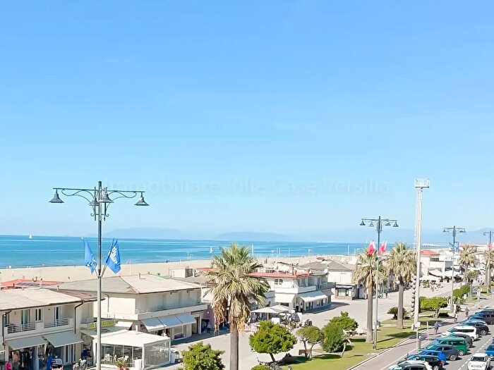 Appartamento con 6 locali in vendita in Viale Giosuè Carducci, Viareggio