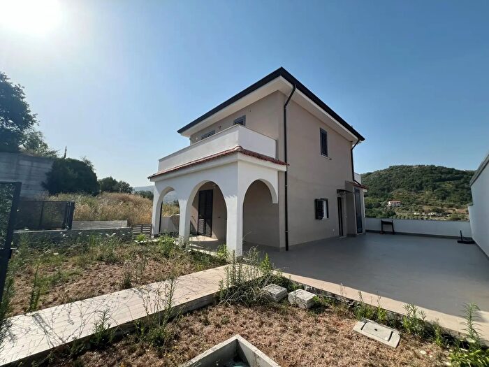 Casa quadrilocale in vendita in Via Torre Mangoni Case Bianche, Torchiara