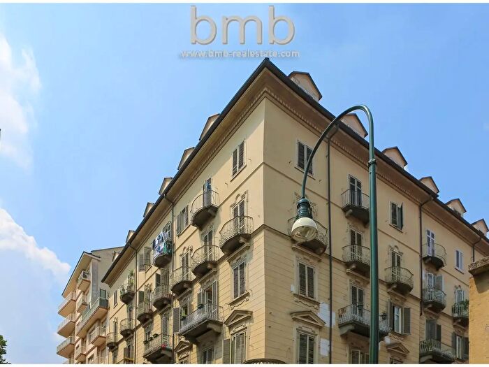 Appartamento trilocale in affitto in Via Filippo Burzio, Torino