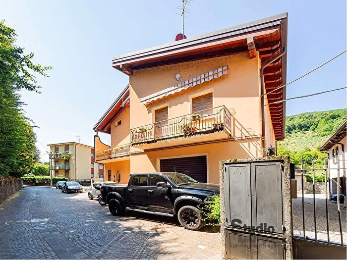 Casa con 8 locali in vendita in Via Manzoni, Garlate