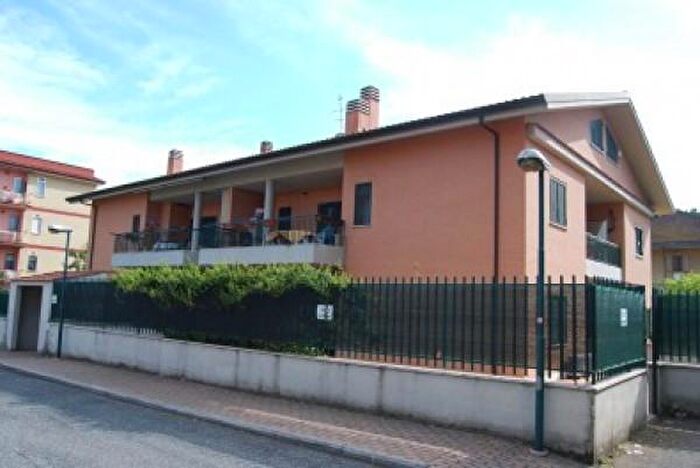 Appartamento quadrilocale in vendita in Via Monasterace, Roma