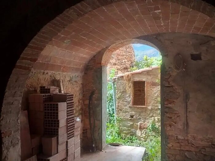 Casa con 14 locali in vendita in Calci