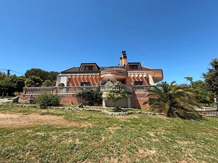 Casa con 10 locali in vendita in Santeramo In Colle