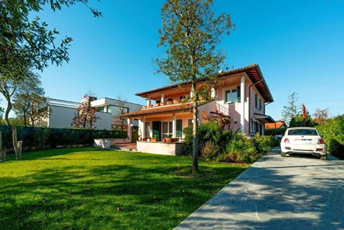 Casa quadrilocale in affitto in Via Ammiraglio Morin a, Forte Dei Marmi