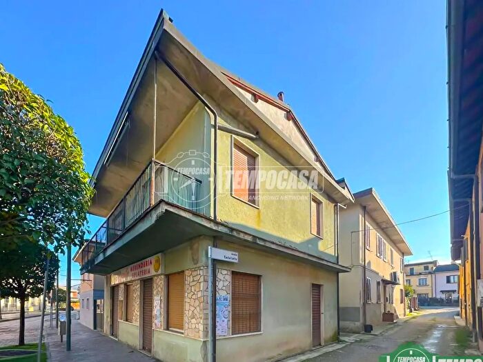 Casa trilocale in vendita in Via San Martino, Carpiano