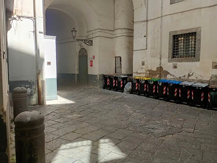Appartamento trilocale in affitto in Piazza San Domenico Maggiore, Napoli