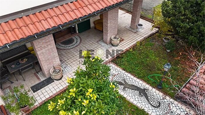 Casa con 8 locali in vendita in Vignola