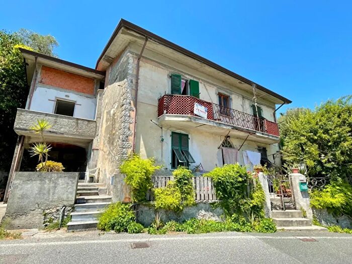 Casa con 9 locali in vendita in Ameglia