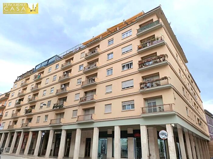 Appartamento con 7 locali in vendita in Via Savini, Teramo