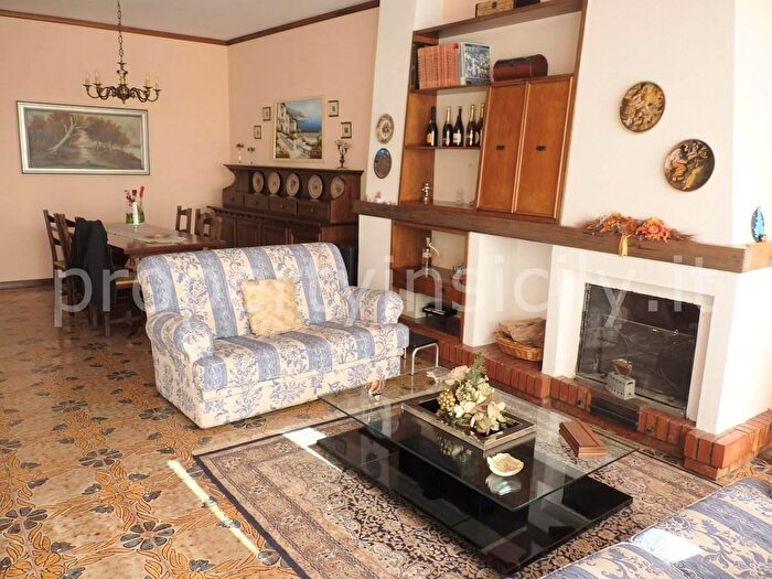 Appartamento con 8 locali in vendita in Via Piave, Siracusa