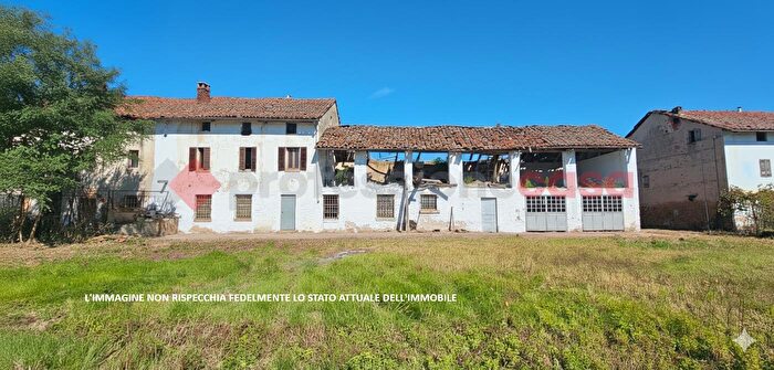 Casa con 10 locali in vendita in Strada Vecchia di Poirino, Villanova DAsti