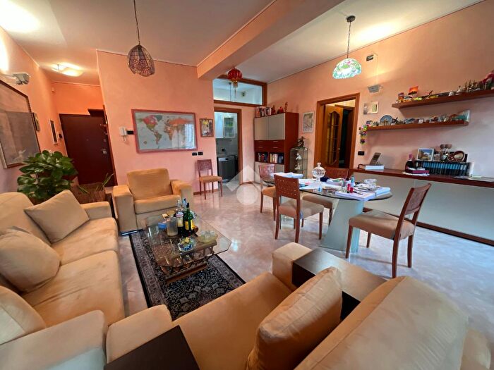 Appartamento trilocale in vendita in Via della Volta, Brescia