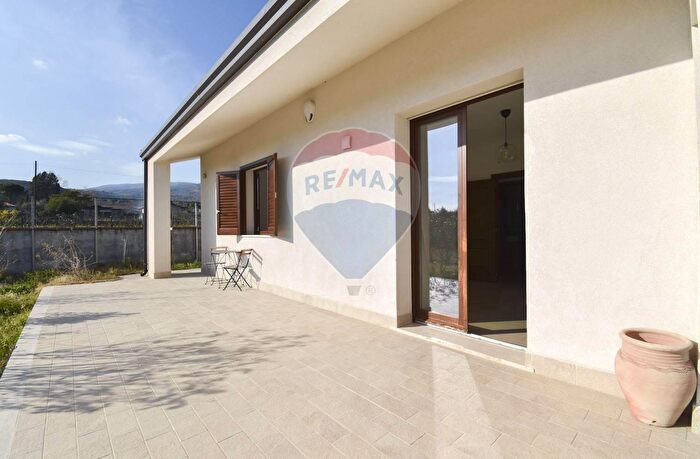 Casa quadrilocale in affitto in Via Salemi Pennisi, Aci SantAntonio