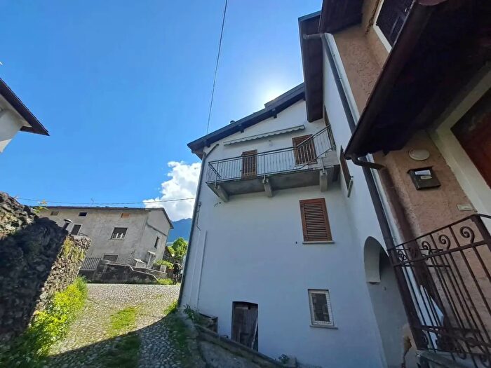 Appartamento bilocale in vendita in Via Fumiarga, Colico