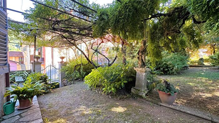 Casa con 17 locali in vendita in Via Giuseppe Garibaldi, Savignone