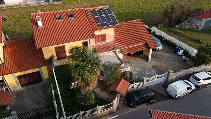 Casa con 8 locali in vendita in Via Triveri, Cirie