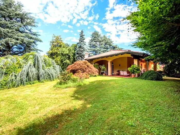 Casa con 6 locali in vendita in Via Siracusa, Cairate