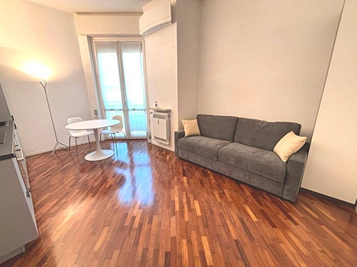 Appartamento monolocale in affitto in Via Scaldasole, Ticinese, Milano