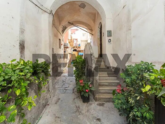 Appartamento con 6 locali in vendita in Via Salvatore di Giacomo, Catania