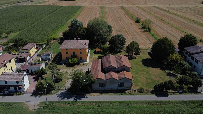 Casa con 11 locali in vendita in Via Buriane, Molinella