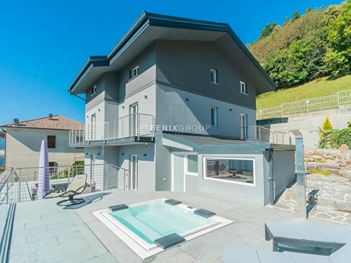 Casa con 16 locali in vendita in Via Pomeleccio, Casargo