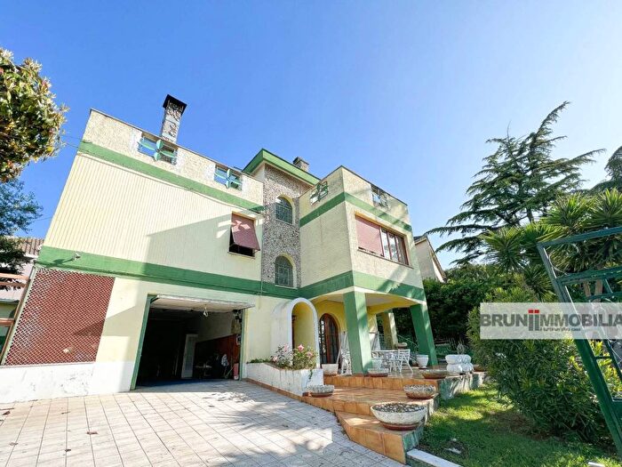 Appartamento con 6 locali in affitto in Viale Margherita dAustria, Centro, Ortona