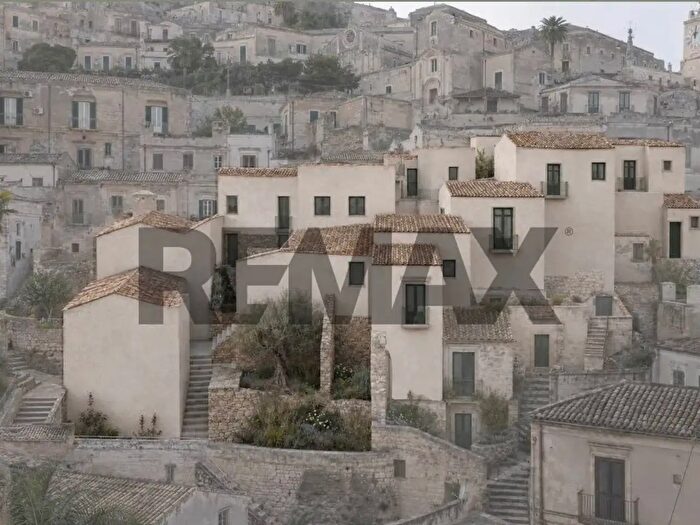 Casa con 16 locali in vendita in Via Giuseppe Gugliotta, Modica