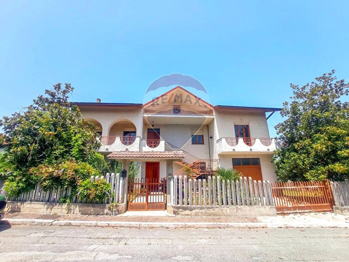 Casa con 15 locali in vendita in Via Aiarella, Filetto