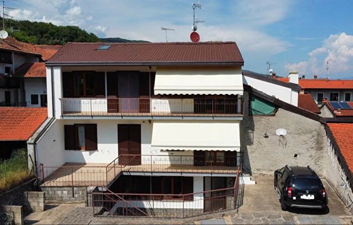 Casa con 12 locali in vendita in Via alla Chiesa, Meina