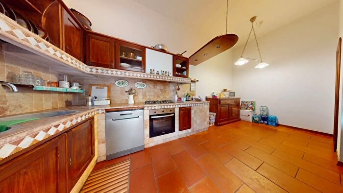 Casa con 9 locali in vendita in Viareggio