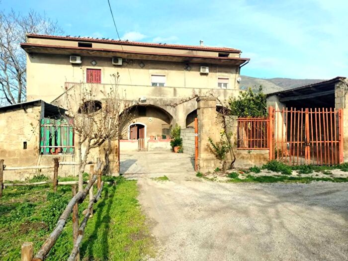 Casa con 11 locali in vendita in Santa Maria A Vico