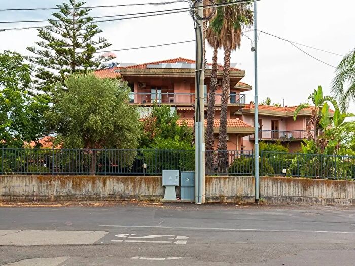 Appartamento con 8 locali in vendita in Via Lecco, Aci Catena