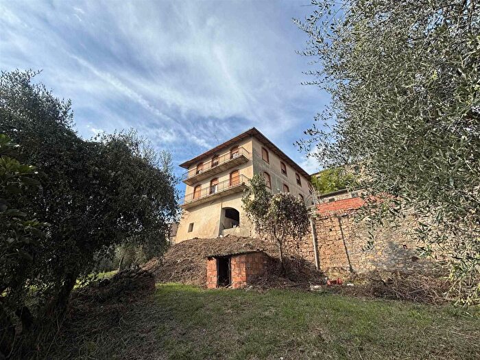 Casa con 11 locali in vendita in Rapolano Terme