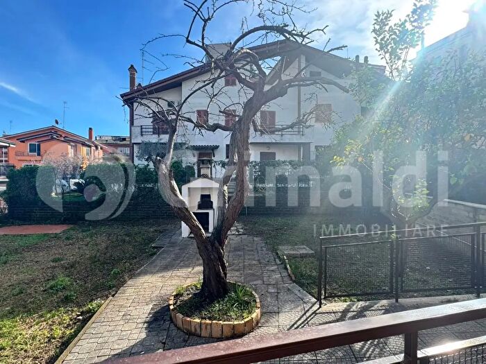 Appartamento bilocale in vendita in Via di Grotta Rossa, Roma