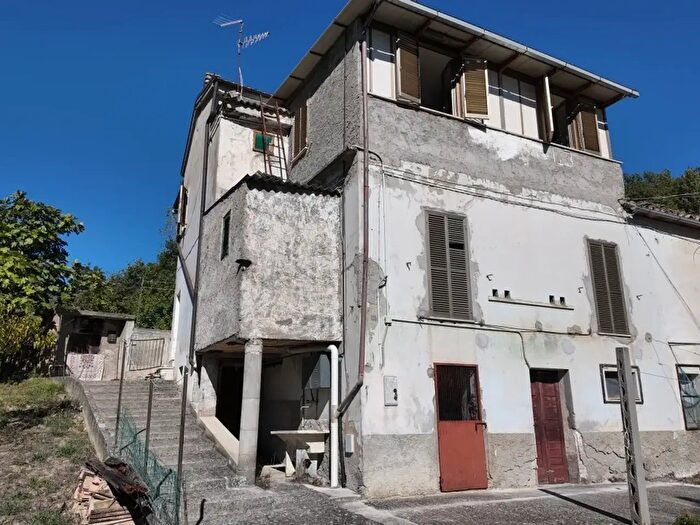 Casa con 5 locali in vendita in Contrada Santa Maria, Farindola