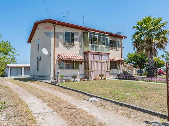 Casa con 7 locali in vendita in Località Caprile Centro, Codigoro